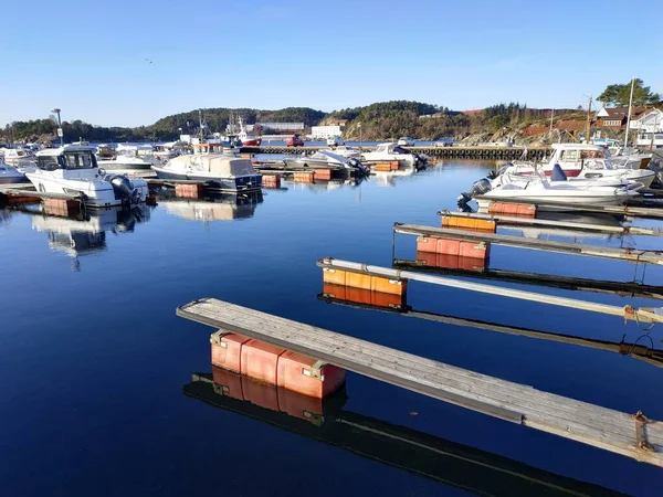 ノルウェーの夏の秋の天気でHollen村湾の近くの風景を見る — ストック写真