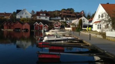 Norveç 'in sonbahar havasında Hollen köyü yakınlarındaki manzaraya bakın.