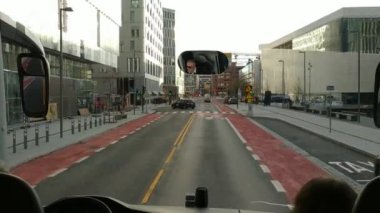 Oslo, Norveç - 9 Kasım 2019: Sonbaharda şehrin yakınındaki caddeleri ve yolları izleyin