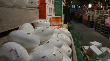 Oslo, Norveç - 09 Kasım 2019: Raflardaki interrior woth ürünleri 