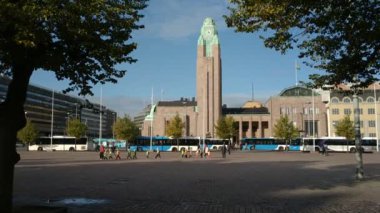 Helsinki, Finlandiya 'daki Aziz Niklas katedrali yakınlarındaki cephe ve alan