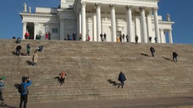 Helsinki, Finlandiya - 24 Eylül 2019: St. Nicholas katedrali yakınlarındaki cephe ve alan