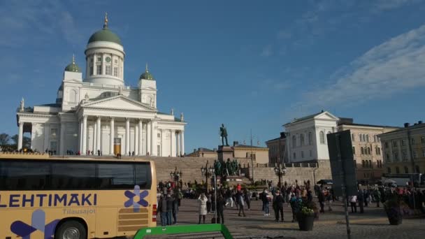 Helsinki, Finnland - 24. September 2019: Fassade und Umgebung der Nikolaikathedrale