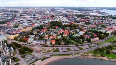 Günbatımında Helsinki limanının hava manzarası.