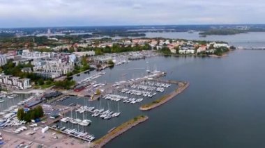Günbatımında Helsinki limanının hava manzarası.