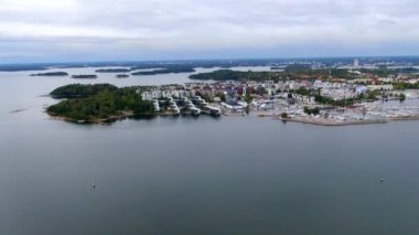 Günbatımında Helsinki limanının hava manzarası.