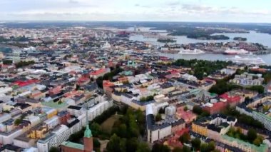 Günbatımında Helsinki limanının hava manzarası.