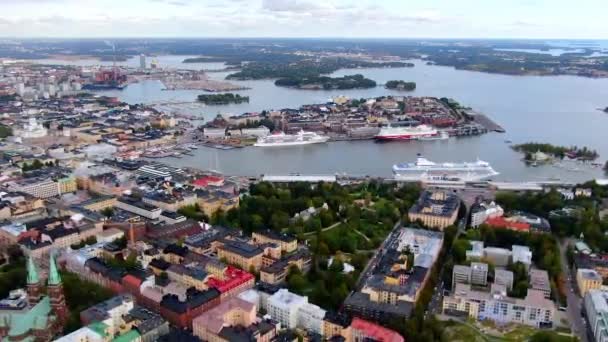 日落时赫尔辛基游轮港区的空中景观 — 图库视频影像