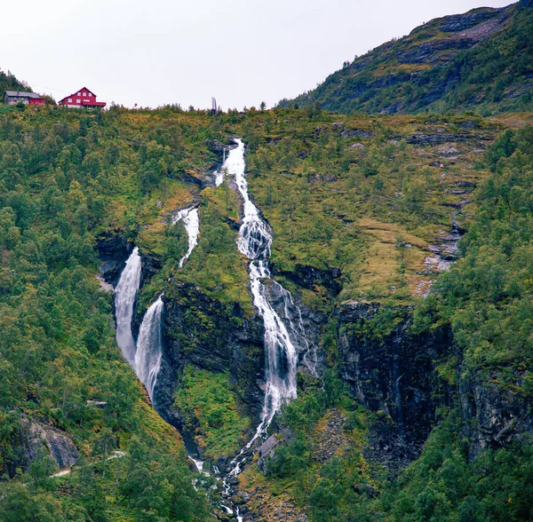 Norveç doğası Flam köyü ve Flam demiryolu yakınında.