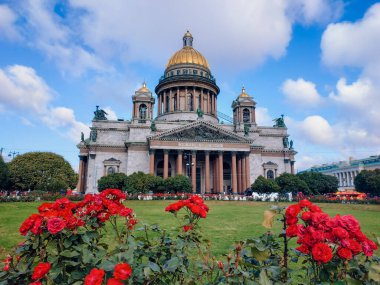 Saint Petersburg, Rusya - 22 Eylül 2019: Sonbaharda ünlü mimari ve şehir sokaklarında sıradan bir manzara