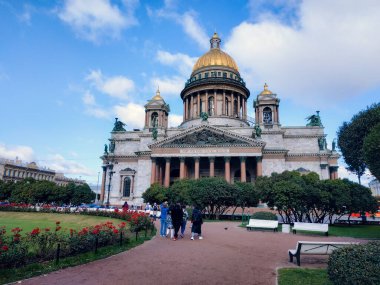Saint Petersburg, Rusya - 22 Eylül 2019: Sonbaharda ünlü mimari ve şehir sokaklarında sıradan bir manzara
