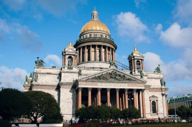 Saint Petersburg, Rusya - 22 Eylül 2019: Sonbaharda ünlü mimari ve şehir sokaklarında sıradan bir manzara