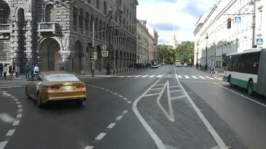 Saint Petersburg, Rusya - 22 Eylül 2019: Sonbaharda ünlü mimari ve şehir sokaklarında sıradan bir manzara