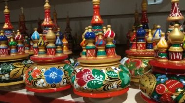 Saint Petersburg 'da Rus klasik oyuncakları ve hatıraları. 