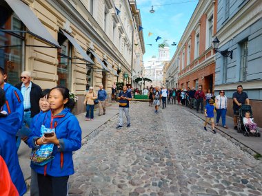 Finlandiya, Helsinki - 06 Ağustos 2019: Helsinki Senato Meydanı caddesi ve mimari
