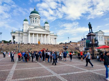 Finlandiya, Helsinki - 06 Ağustos 2019: Helsinki Senato Meydanı caddesi ve mimari
