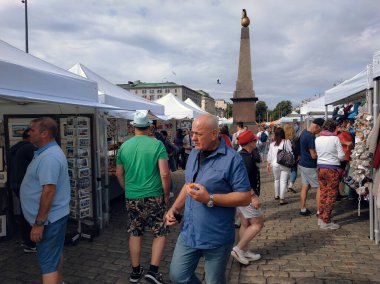 Finlandiya, Helsinki - 06 Ağustos 2019: Helsinki sokaklarının deniz kenarı yakınlarındaki günlük manzarası