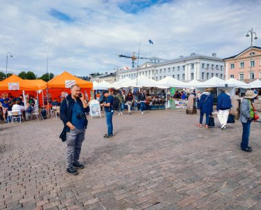 Finlandiya, Helsinki - 06 Ağustos 2019: Helsinki sokaklarının deniz kenarı yakınlarındaki günlük manzarası