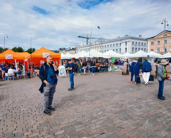 Finlandiya, Helsinki - 06 Ağustos 2019: Helsinki sokaklarının deniz kenarı yakınlarındaki günlük manzarası