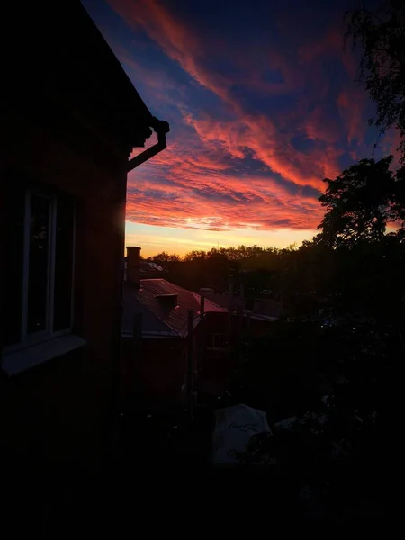Blick Auf Den Sonnenuntergang Aus Dem Alten Hausfenster — Stockfoto