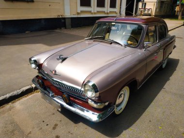 Şehir caddesinde restore edilmiş eski Sovyet arabası.