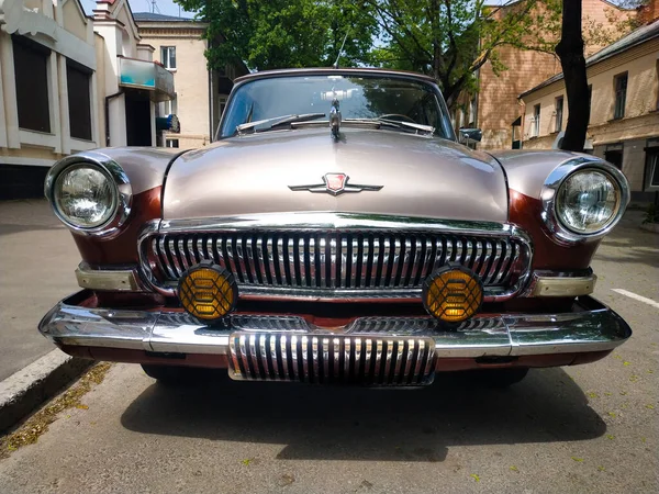 Старый Восстановленный Советский Автомобиль Городской Улице — стоковое фото