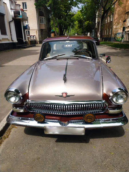 Ancienne Voiture Soviétique Restaurée Dans Rue Ville Images De Stock Libres De Droits