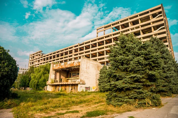 Altura arruinada edifício industrial — Fotografia de Stock