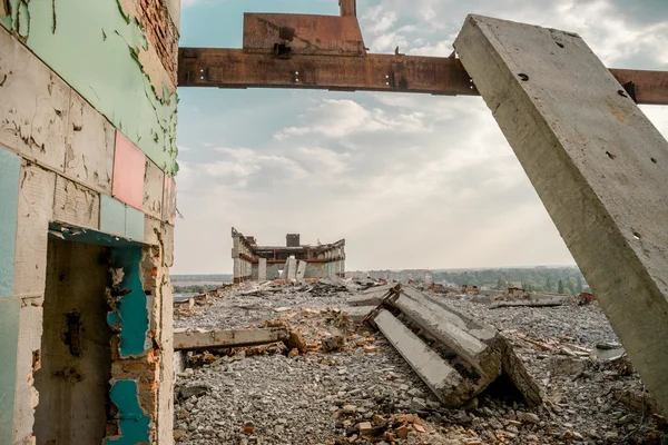 Зруйнована висота промислова будівля — стокове фото