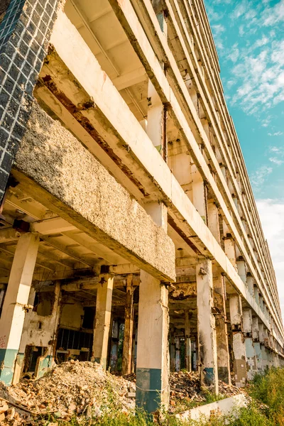 Altura arruinada edificio industrial — Foto de Stock