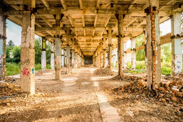 Разрушенное промышленное здание — стоковое фото