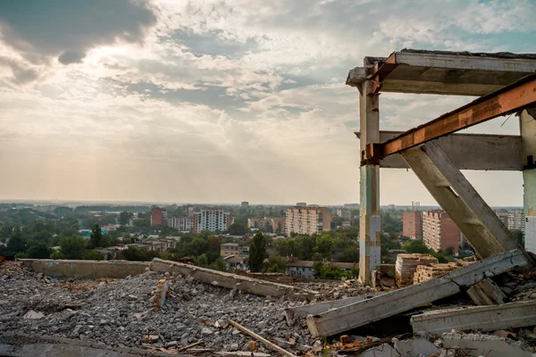 荒廃した高さ工業ビル — ストック写真