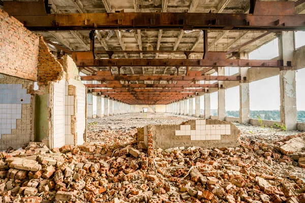 荒廃した高さ工業ビル — ストック写真