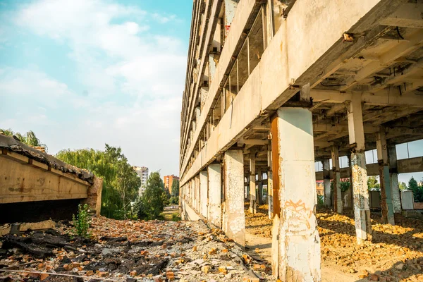 Разрушенное промышленное здание — стоковое фото