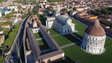 Pisa, İtalya - 05 Eylül 2025: Günbatımında Pisas Tarihi Mucizeler Meydanı 'nın görkemli mimarisi