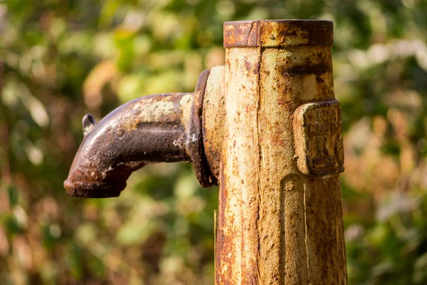 Oude water kolom stad buitenshuis — Stockfoto