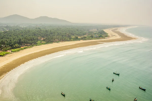 Murudeshwara chrám a Indie beach — Stock fotografie