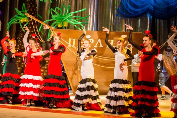 POLTAVA, UCRÂNIA - 28 de dezembro de 2015: Celebração de Ano Novo em uma casa local de cultura. Demonstração grupos de crianças antes do feriado de ano novo . — Fotografia de Stock