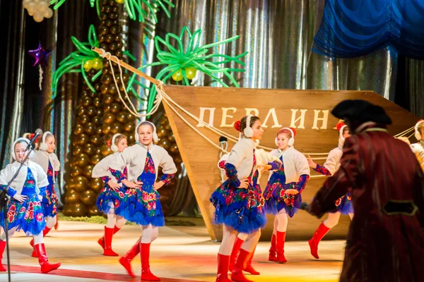 Poltava, Ukrajina - 28. prosince 2015: nový rok oslava v místním domě kultury. Ukázky dětských skupin před svátek nový rok. — Stock fotografie
