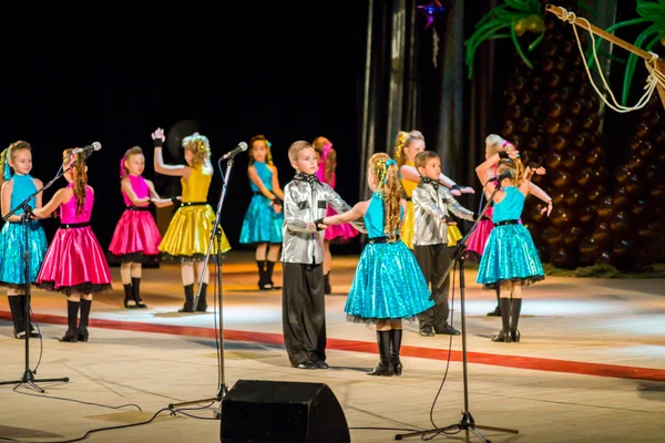 Połtawa, Ukraina - 28 grudnia 2015: obchody nowego roku w lokalnym domu kultury. Grupy dzieci demonstracji przed wakacje nowy rok. — Zdjęcie stockowe