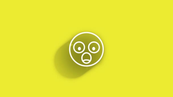 Leende glad Emoji Symbol Medan skuggan passerar runt på gul bakgrund i 4K upplösning Loop Ready File — Stockvideo