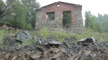 terk edilmiş bir taş evde yağan yağmur altında duvarına