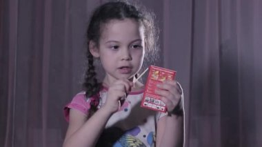 küçük kız kibritle