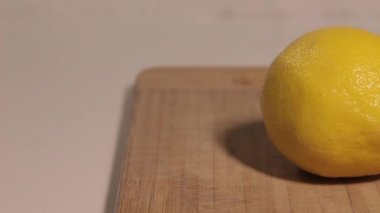 Elini kesip bıçak limon ile