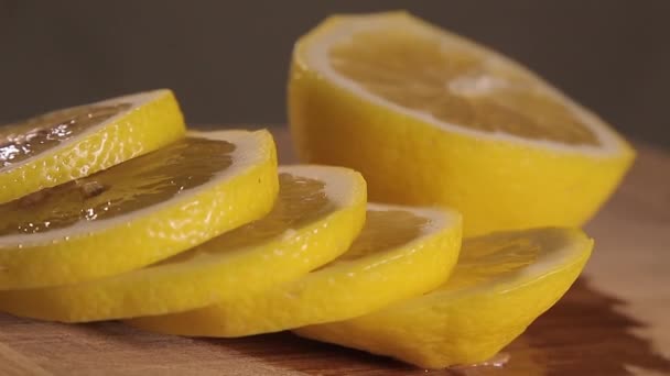 Jugo de limón en rodajas expira — Vídeos de Stock