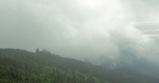 Montanha envolta de nevoeiro / voltas no tempo — Vídeo de Stock