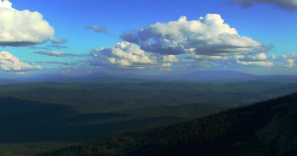 Las nubes se mueven contra el viento / vueltas de tiempo — Vídeos de Stock