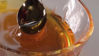 kaşık bal bir vazolar türer