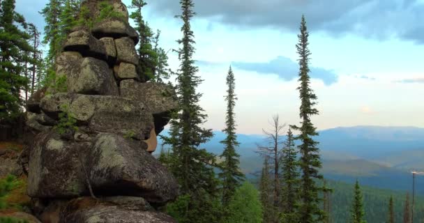 Granieten rotsen omgeven door spar/time-lapse — Stockvideo