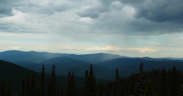 Wolken über den Bergwäldern / Zeitraffer — Stockvideo